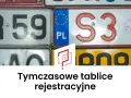 Zbliżenie na różne tablice rejestracyjne, w tym te z oznaczeniem "PL" i numerem "59". Poniżej widoczny napis "Tymczasowe tablice rejestracyjne".