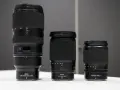 Trois objectifs Nikon pour monture Z : un 100-400mm, un 28-400mm et un 24-200mm.