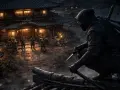 Un ninja acecha desde un tejado, observando a otros guerreros en un pueblo iluminado. La escena evoca la tensión de los juegos de ninjas.