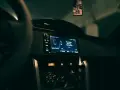 Wnętrze samochodu z włączonym radiem, na ekranie wyświetla się "Bluetooth Audio" i tytuł piosenki. Zastanawiasz się, co to jest treble w kontekście dźwięku? To wysokie tony.
