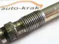 Metalowa, urwana świeca żarowa z widocznym gwintem i sześciokątnym mocowaniem.