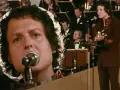 Kto śpiewał "Zegarmistrz światła purpurowy"? To on, z mikrofonem i gitarą, na tle orkiestry.