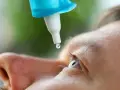 Kropla leku spada do oka. Dobre krople do oczu na alergię przynoszą ulgę.