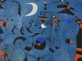 Un ciel bleu profond sert de toile à des créatures oniriques, typiques des œuvres surréalistes de Joan Miró. Formes abstraites, couleurs vives et lignes sinueuses composent ce tableau.