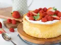 Deliciosa tarta de queso mascarpone y filadelfia, coronada con fresas y frambuesas frescas.