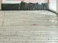 Jastrych pod ogrzewanie podłogowe: Cement czy anhydryt? Jak wybrać?