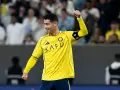 Cristiano Ronaldo celebra con el pulgar arriba vistiendo la camiseta amarilla de Al-Nassr SC.