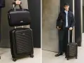 Elegancki mężczyzna z torbą podróżną i walizką. Wymiary dużej walizki są idealne na weekendowy wyjazd.