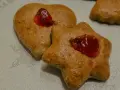Herzförmige und sternförmige Lebkuchen mit roter Marmelade, die an alte Lebkuchen Rezepte erinnern.