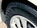 Uszkodzona stopka opony Continental, widoczna na feldze.
