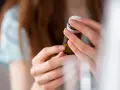 Dłonie otwierają buteleczkę z tabletkami, być może dulsevia 30, by zacząć nowy dzień.