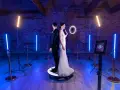 Para weselna na obrotowej platformie fotobudki 360. Sprawdź atrakcyjny fotobudka 360 wynajem cena.