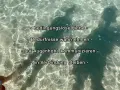 Schatten von zwei Menschen im klaren Wasser, die bedingungslos lieben, Bedürfnisse wahrnehmen, auf Augenhöhe kommunizieren und in Verbindung bleiben.