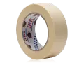 En rulle maskeringstejp på svart bakgrund. Tejpen är ljusbeige och har ett tryck med logotyper och webbadresser på insidan.