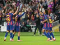 Piłkarze Barcelony świętują zwycięstwo. Lewandowski i koledzy z drużyny, gotowi na mecze Barcelony 2025, cieszą się na boisku.