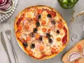 Pyszna pizza z szynką, oliwkami i pomidorkami. Proste ciasto na pizzę zawsze wychodzi, a składniki na blacie zachęcają do kolejnego kawałka.