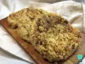 Dos hamburguesas doradas de mijo sobre tabla de madera.