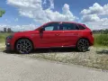 Roter Skoda Scala Monte Carlo, ein schickes Auto, das trotz seiner Eleganz auch Skoda Scala Probleme haben kann.