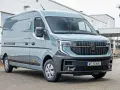 Nowy Renault Master w kolorze jasnoniebieskim, który bus ma największą ładowność? Ten model z pewnością oferuje dużo miejsca na ładunek.