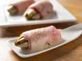 Endives au jambon sans béchamel, une recette simple et savoureuse. L'endive fondante enroulée de jambon sur une cuillère blanche.