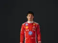 Charles Leclerc, piloto de Ferrari, luce su traje de carreras rojo. Su edad es un misterio para algunos, pero su talento es innegable.