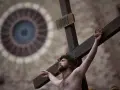Mann mit Dornenkrone am Kreuz, INRI-Tafel. Der Karfreitag, dessen Namensherkunft auf die Passion Christi zurückgeht, wird hier eindrücklich dargestellt.