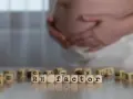 Ciąża i czynnik Rh. W tle brzuch kobiety, na pierwszym planie kostki z napisem "RH factor". Immunoglobulina w ciąży może być kluczowa.