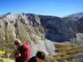 Escursionisti con zaini rossi ammirano il panorama montuoso vicino al bivacco Fusco.