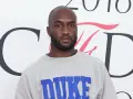 Virgil Abloh, stilista di Louis Vuitton, con una felpa grigia con scritta "Duke".