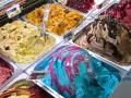 Verschiedene Sorten Eis: Pistazie, Karamell, Beeren, Schoko-Nuss und ein blaues Eis mit bunten Streuseln. Ein Fest für die Sinne!