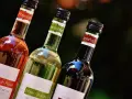 Trzy butelki wina: różowe z Francji, białe z Niemiec i czerwone z Hiszpanii. Idealne na słodkie chwile.