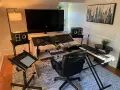 Einrichtung eines Podcast-Studios: Mischpult, Mikrofon, Keyboard und Lautsprecher sind bereit für den nächsten Hit.
