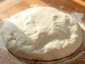 Jak uformować pizzę idealnie: techniki, które zmienią Twoje ciasto