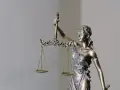 Temida z wagą, symbol sprawiedliwości, przypomina o zasadach 92 kpk.