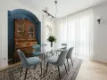 Un soggiorno classico con un mobile antico e un tavolo in vetro. I colori delle pareti del soggiorno classico sono un blu intenso e un bianco luminoso, creando un'atmosfera elegante.