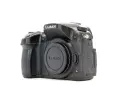 Czarny aparat Panasonic Lumix GH4 z obiektywem Lumix.