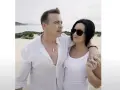 Para 30 rocznicę ślubu, para w białych strojach na plaży, jakby nagrywali piosenkę.
