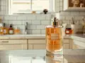 Eine Glasflasche mit bernsteinfarbener Flüssigkeit und einem rechteckigen Etikett steht auf einer Marmoroberfläche.