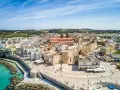 Vista aerea di Otranto, con il castello, la cattedrale e il mare turchese. Un'ottima idea per cosa vedere a Otranto in un giorno.