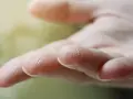 Suchy naskórek na palcach dłoni, schodząca skóra tworzy drobne pęknięcia.
