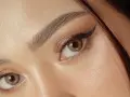 Un œil maquillé avec un trait d'eye-liner précis. Mon crayon pour les yeux ne marque pas, mais ce regard est intense.