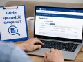 Clipboard z napisem "Gdzie sprawdzić swoje L4?" obok laptopa z widocznym panelem "Zwolnienia".