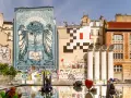 Un Space Invader pixelisé veille sur Paris, aux côtés d'une fresque monumentale et d'un cœur rouge dans un bassin.