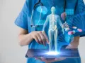 Lekarz analizuje hologram ciała, serca i mózgu. Zastanawia się, ile trwa scyntygrafia kości, by postawić diagnozę.