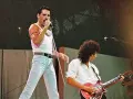 Freddie Mercury śpiewa, a Brian May gra na gitarze podczas legendarnego występu Queen na Live Aid 1985.
