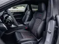 Wnętrze Audi RS7 z czerwonymi akcentami i sportowymi fotelami. Zastanawiasz się nad audi rs7 cena?