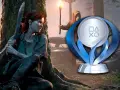 Ellie, con un machete, se esconde tras un árbol. Al fondo, un personaje con antorcha y el trofeo platino de The Last of Us 2.
