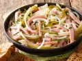 Sałatka z mortadeli z ogórkiem kiszonym, cebulą i serem. Pyszna i sycąca, idealna na szybki lunch.