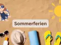 Sommerferien-Symbolbild: Kind im Schwimmring, Sonne, Hut, Sonnenbrille, Flip-Flops, Yogamatte auf Sand.