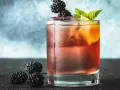 Erfrischender Whisky-Cocktail mit Brombeeren und Minze. Ein tolles Rezept für einen Sommerabend.